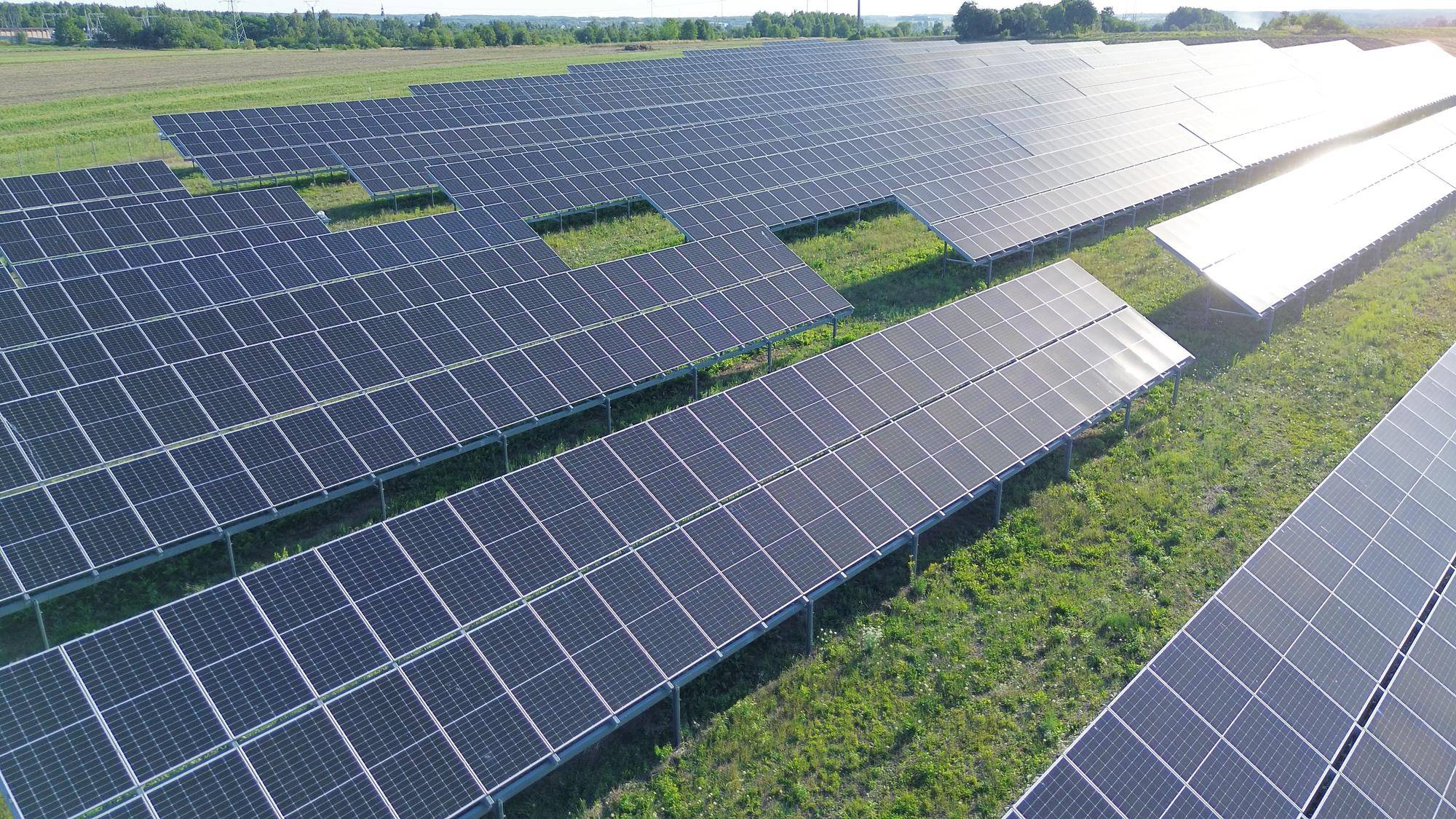 Longi czy ja solar – co wybrać na chłodne dni?